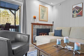 Una Smart TV, una chimenea, libros