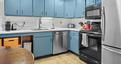 5-15 Minutes from Mountains, Balcony, Fireplace, Fast Wifi