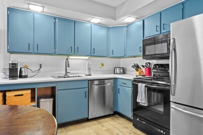 5-15 Minutes from Mountains, Balcony, Fireplace, Fast Wifi