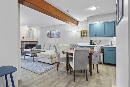5-15 Minutes from Mountains, Balcony, Fireplace, Fast Wifi