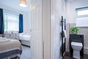 2 chambres, fer et planche Ă repasser, draps fournis