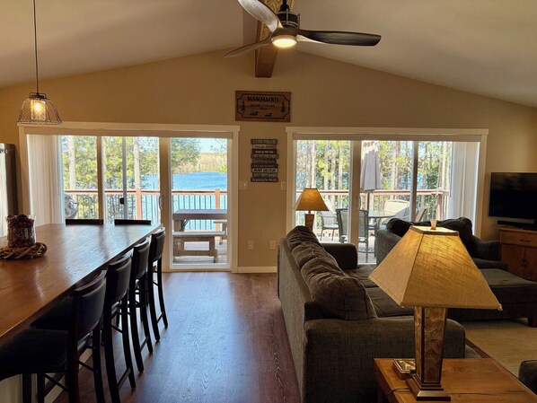 Smart-TV, Kamin, DVD-Player