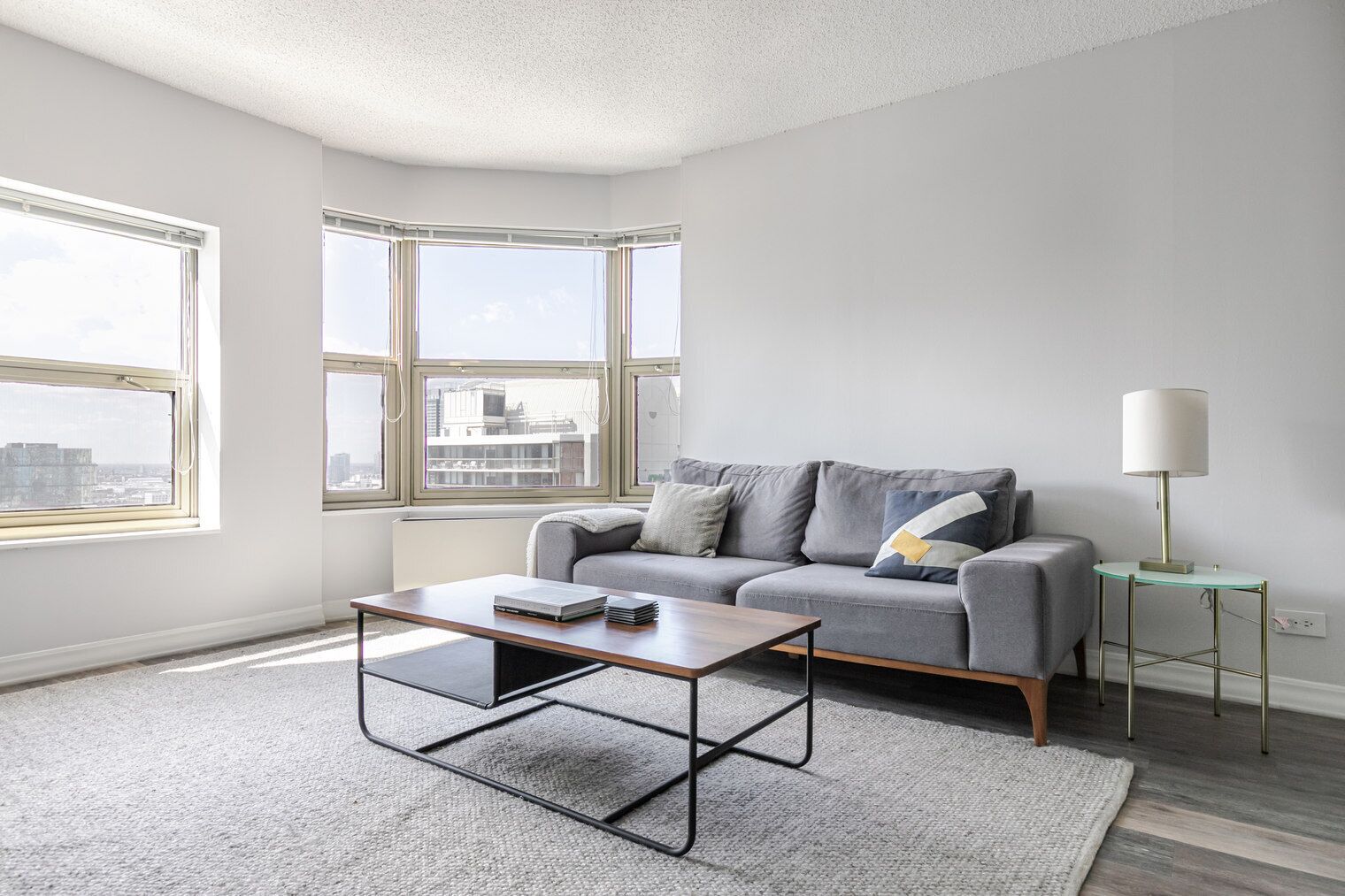 Een televisie en een stereo