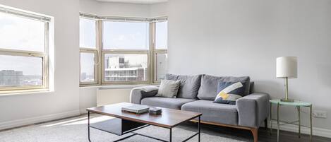 Een televisie en een stereo