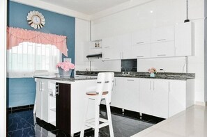 Réfrigérateur, cafetière/bouilloire, grille-pain, blender