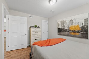 2 slaapkamers, een bureau, een strijkplank/strijkijzer, gratis wifi