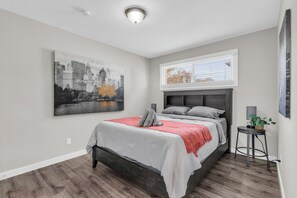 2 bedrooms, iron/ironing board, WiFi, bed sheets - Modern & Cozy 2BR Home - Queen Beds + Workspace + Parking + WiFi Perfect stay! (Lawrence)