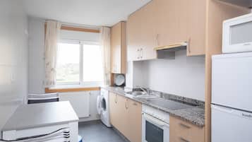 Een koelkast, een magnetron, een oven, een broodrooster