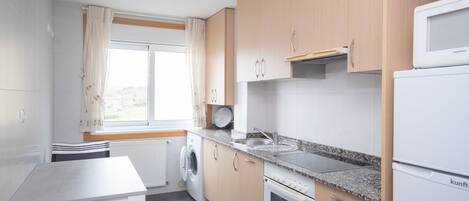 Réfrigérateur, micro-ondes, four, grille-pain