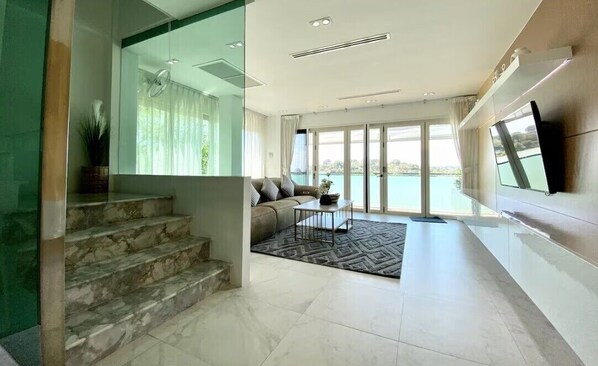 Flat-screen TV - Baan Jayden Duplex Seaview Villa (Phuket)