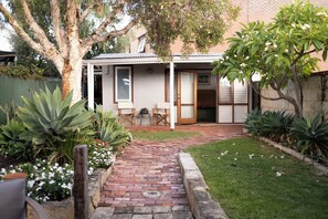 Exterior - Traveller's Return Retreat (Fremantle)