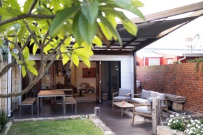 Outdoor dining - Traveller's Return Retreat (Fremantle)
