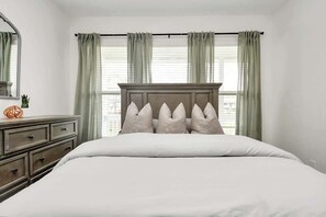 4 bedrooms, iron/ironing board, free WiFi, bed sheets - Boardwalk Bungalow: Family Fun for All - Sleeps 10 (Kemah)