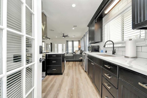 Boardwalk Bungalow: Family Fun for All - Sleeps 10