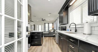 Boardwalk Bungalow: Family Fun for All - Sleeps 10