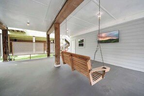 Terrace/patio - Boardwalk Bungalow: Family Fun for All - Sleeps 10 (Kemah)
