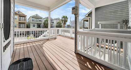 Boardwalk Bungalow: Family Fun For All - Sleeps 10 - Walk to the Boardwalk