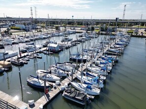 Marina - Boardwalk Bungalow: Family Fun for All - Sleeps 10 (Kemah)
