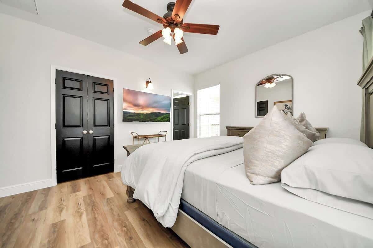 4 bedrooms, iron/ironing board, WiFi, bed sheets