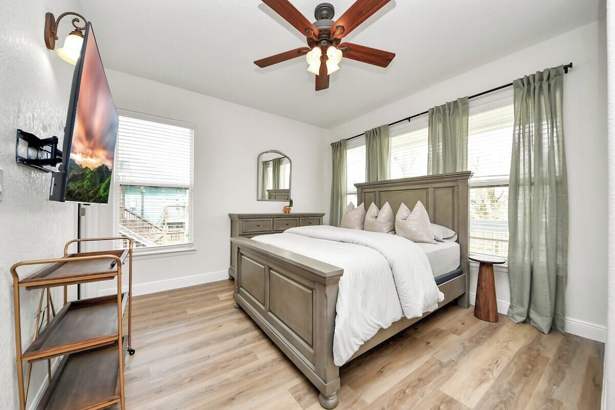 4 bedrooms, iron/ironing board, WiFi (free), bed sheets
