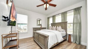 4 bedrooms, iron/ironing board, free WiFi, bed sheets - Boardwalk Bungalow Family Fun for All - Sleeps 10 (Kemah)