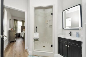 Douche, sèche-cheveux, serviettes fournies, shampoing