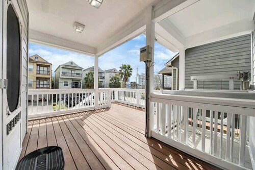 Boardwalk Bungalow: Family Fun for All - Sleeps 10