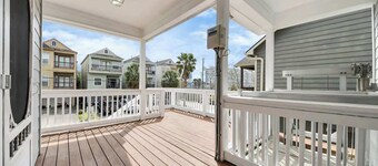 Boardwalk Bungalow: Family Fun for All - Sleeps 10