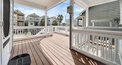 Boardwalk Bungalow: Family Fun for All - Sleeps 10