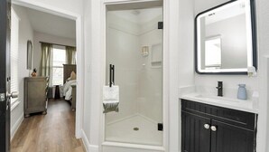 Shower, hair dryer, towels, shampoo - Boardwalk Bungalow Family Fun for All - Sleeps 10 (Kemah)