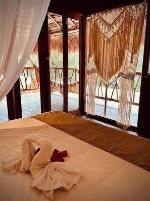 Deluxe huisje, 1 kingsize bed, uitzicht op zwembad | 1 slaapkamer, luxe beddengoed, donsdekens, individueel gedecoreerd