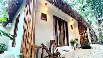 Cabaña de diseñador, 1 cama King size, vista a la alberca | 1 habitación, ropa de cama de alta calidad y edredón