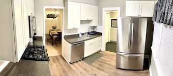 Charming 3-bedroom house with WiFi and AC in welcoming Cleveland