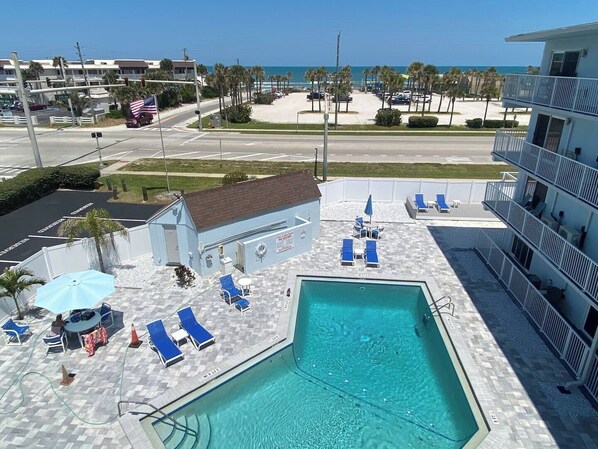 Una piscina al aire libre