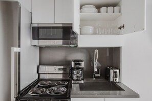 Kühlschrank, Mikrowelle, Ofen, Herdplatte