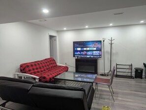 Smart TV, fireplace - Queen bed occupancy with attached washroom - Close to YKF airport (Kitchener)
