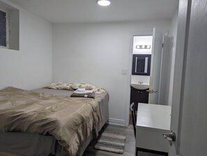 3 bedrooms, in-room safe, free WiFi, bed sheets - Queen bed occupancy with attached washroom - Close to YKF airport (Kitchener)