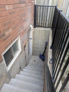 Property grounds - Queen bed occupancy with attached washroom - Close to YKF airport (Kitchener)