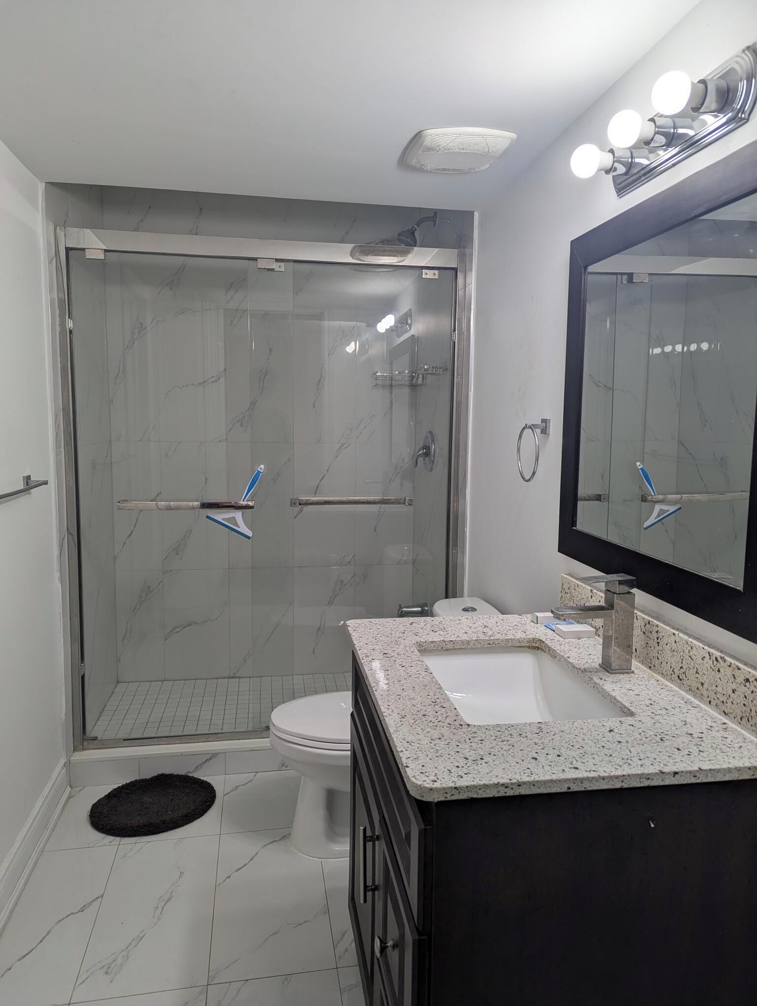 Douche, serviettes fournies, savon, papier de toilette