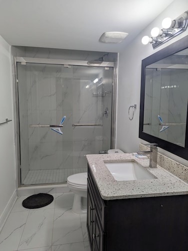 Queen bed occupancy with attached washroom - Close to YKF airport