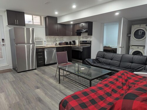 Queen bed occupancy with attached washroom - Close to YKF airport