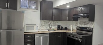 Queen bed occupancy with attached washroom - Close to YKF airport