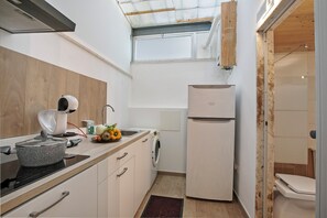 Kühlschrank, Ofen, Herdplatte, Wasserkocher mit Kaffee-/Teezubehör