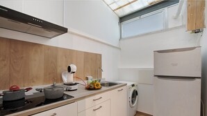 A modern kitchen with a stove, sink, and washing machine. - Dimora Cristina Apartment Bari, Bari, Italy (Bari)