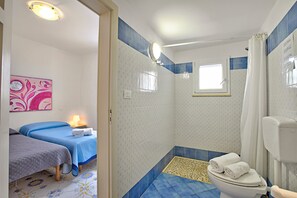 Ducha, secador de pelo, bidet, toallas