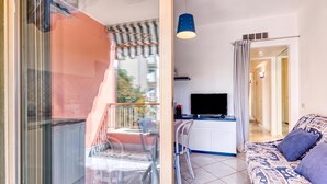 TV - Imperiale Residence Bilocale with Terrace and A/C, Sanremo, Italy (Sanremo)