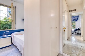1 bedroom, bed sheets