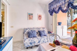 TV - Imperiale Residence Bilocale with Terrace and A/C, Sanremo, Italy (Sanremo)