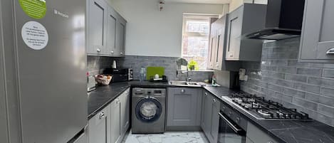 Geladeira, micro-ondas, fogão, cooktop