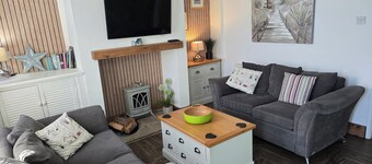 Eden Rose 2-Bed Cottage, Sleeps 4 with Hot Tub